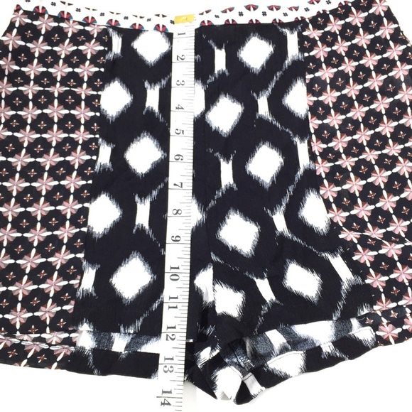 LF x Chandelier Black White Boho Floral Shorts 10 - Picture 4 of 6